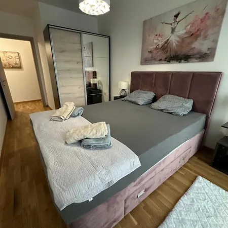 Thomas Two Bedroom Apartment-private Parking