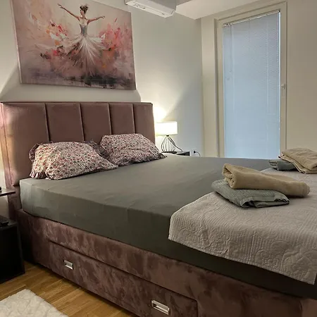 Thomas Two Bedroom Apartment-private Parking Apartment *