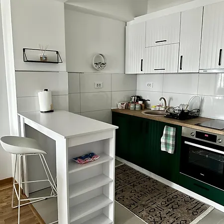 Thomas Two Bedroom Apartment-private Parking