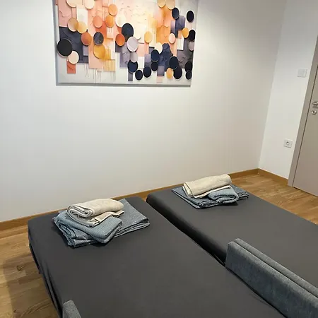 Thomas Two Bedroom Apartment-private Parking Apartment